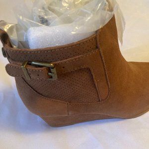 Alex Marie Medalia Chester Brown Booties.